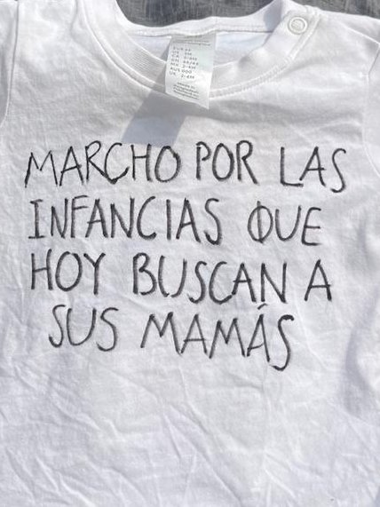 En la Red por los Derechos de la Infancia en México reconocemos y abrazamos a todas las NNA que hoy NO CELEBRAN a sus madres porque fueron desaparecidas y a quienes acompañan a las madres que hoy marchan. @CompromisoNinez