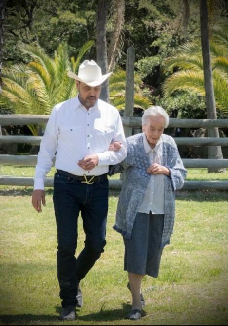 Gracias por darme la vida, por cuidarme, educarme y guiarme. 

En cada momento de mi vida, siempre fue, es y seguirá siendo mi fortaleza.

Su amor incondicional es mi motivación día con día. 

¡Feliz día Mamá!