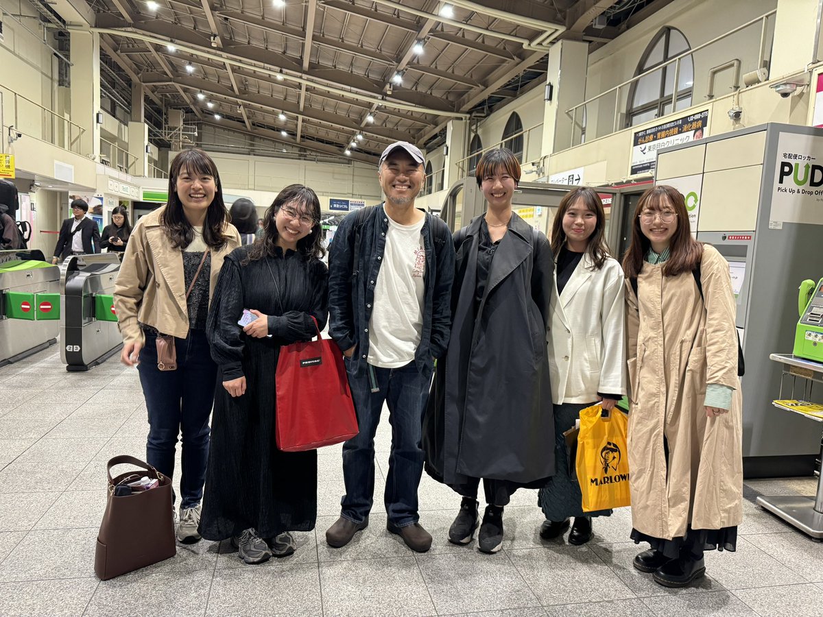 a0kijun's tweet photo. 池袋での『PUBLIC LIFE』出版記念トークライブはやはり格別。かみさんやたくさんの仲間たちに見守られ、馬場未織さんと馬場正尊さんとのトークセッション。6年かけて生み出した本、同じ歳月で育った青豆娘にサインねだられて幸せな夜。会場のムードも質問も最高だった。
#パブリックライフ https://t.co/oeaxotzAj5