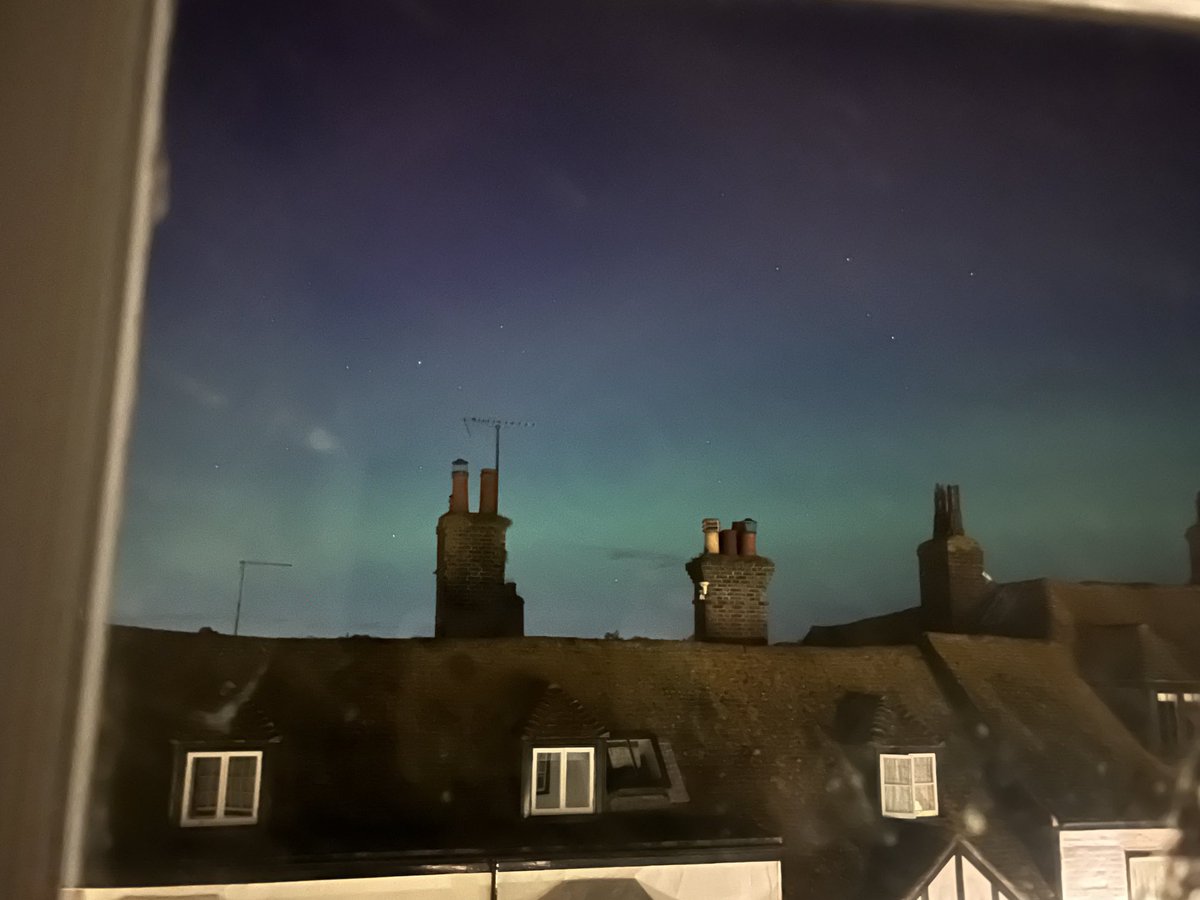 A little bit along the rooftops East Sussex #aurora #northernlights