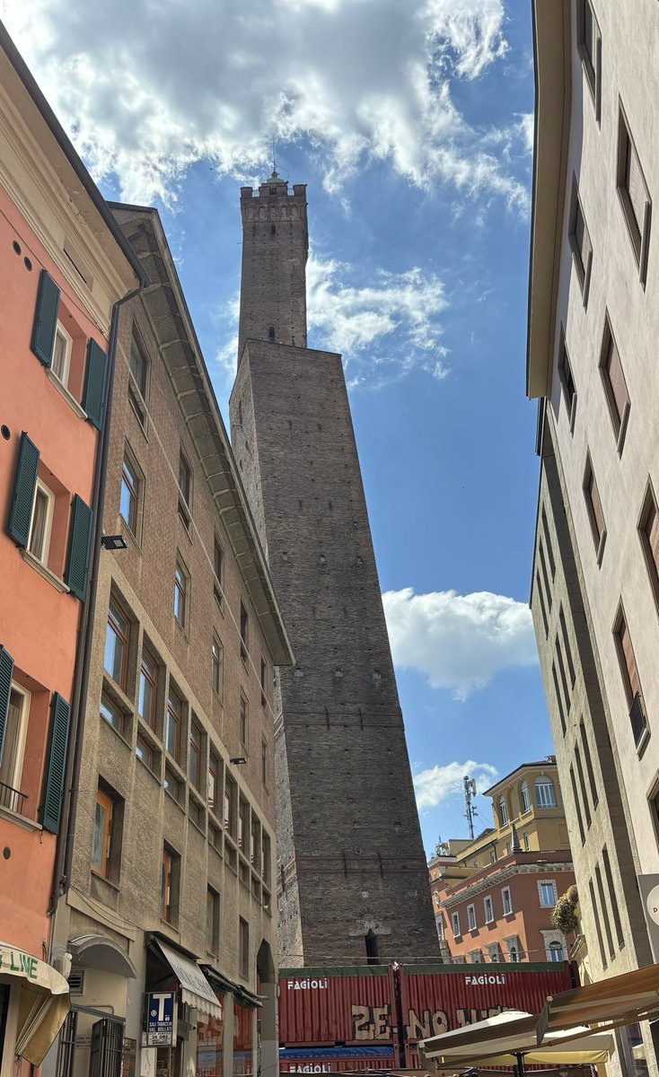 Les photos le rendent mal, mais l’inclinaison de la Garisenda est un défi aux lois de la gravité…