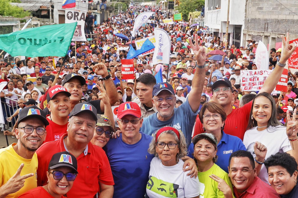 Nicolás Maduro: Sepan oligarcas, sepan apellidos que el pueblo unido, jamás será vencido goo.su/O8UJe #VenezuelaFestivalDeAmor
