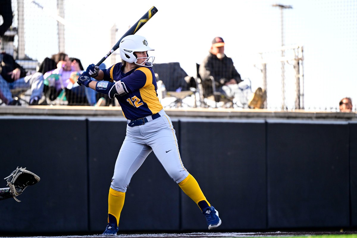 End 3, Central Oklahoma holds a 3-1 lead over Southern Nazarene in Claremore. Shayleigh Odom reached on an error by the SNU CF and Terin Ritz and Jacee Minter scored on the play! @UCOSoftball x #RollChos
