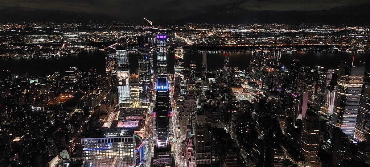 Show me your wide angle shots 📸

Mine.. 👇🏼

#NilaPix #WideAngle #View #EmpireState #Manhattan #NewYork #City #NYC #Hudson #River #NewJersey #NJ #Night #NightPhotography #Photography #Skyline #Lights #Winter #Christmas #NewYear #Holidays #NoFilter #NoEdit #MobilePhotography