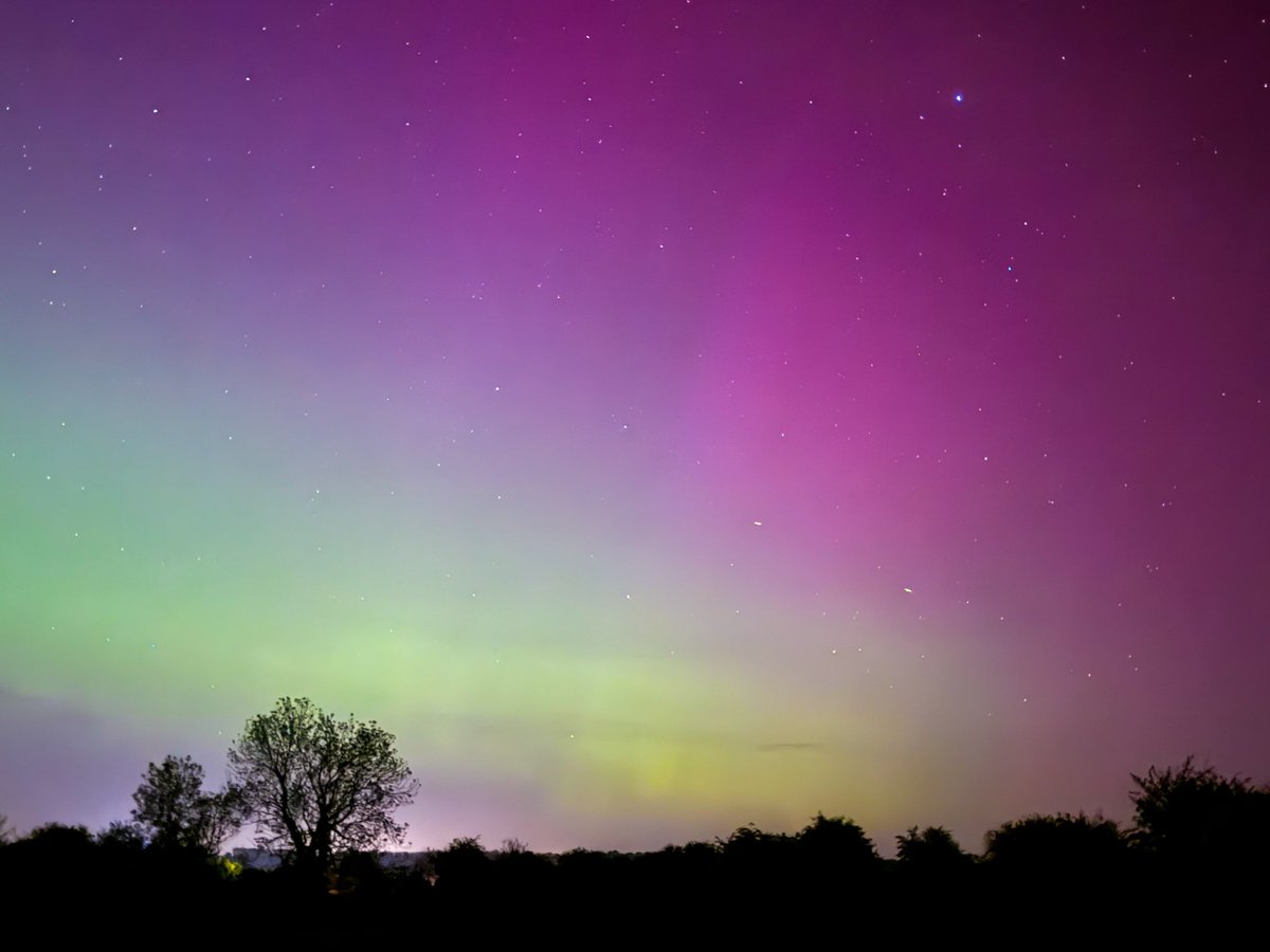 Absolutely incredible here in #Kent at the moment, green and red aurora right now! #Aurora #Northernlights 😍