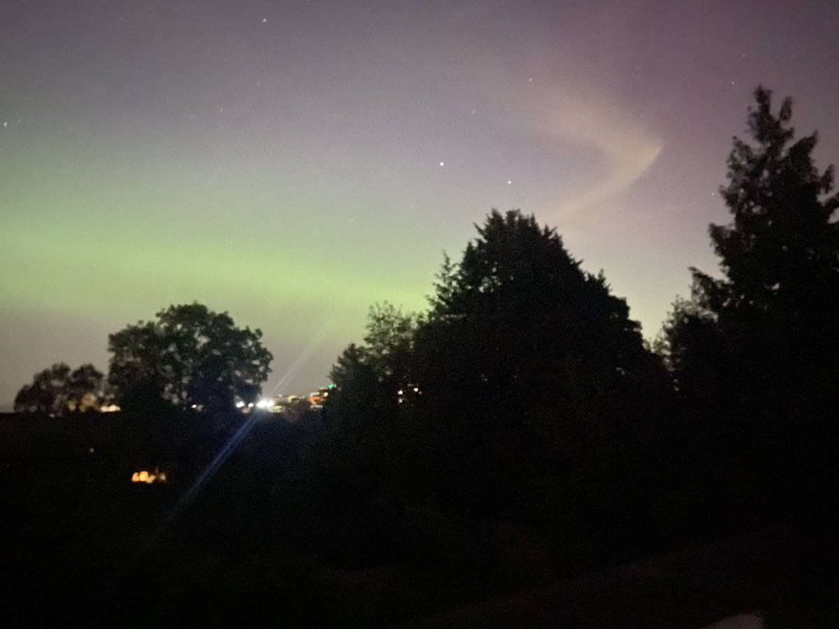 jt_kenton's tweet photo. #rdguk #aurora despite the light pollution I think this was it! Sat in my roof while everyone else sleeps https://t.co/BXSDkACMLy
