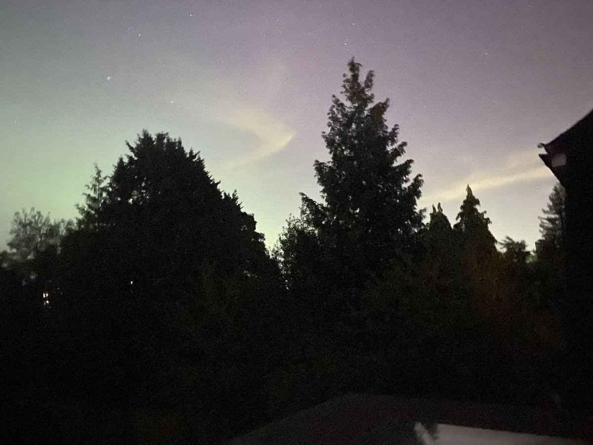 jt_kenton's tweet photo. #rdguk #aurora despite the light pollution I think this was it! Sat in my roof while everyone else sleeps https://t.co/BXSDkACMLy