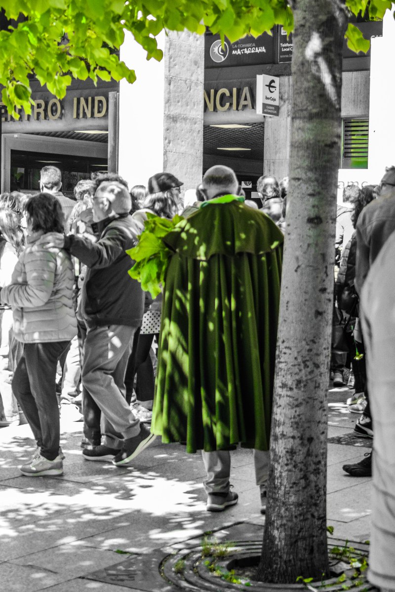 cloak & bagger #streetphotography #streetlife #citylife #streetscene #cityscene #monochromephotography #bnwphotography #bnw_instantscatcher #bnw_captures #blackandwhitephotography #blackandwhitephoto #shotfromthehip #green #colourphotography #Zaragoza