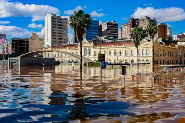 Ponha-se no lugar de uma pessoa ilhada pelas águas, juntamente com a família, à espera de socorro que tarda, porque as estradas se tornaram intransitáveis. A comida começa a escassear pouco a pouco, energia não há mais, e a bateria do celular está quase no fim.
Então, ela lê num
