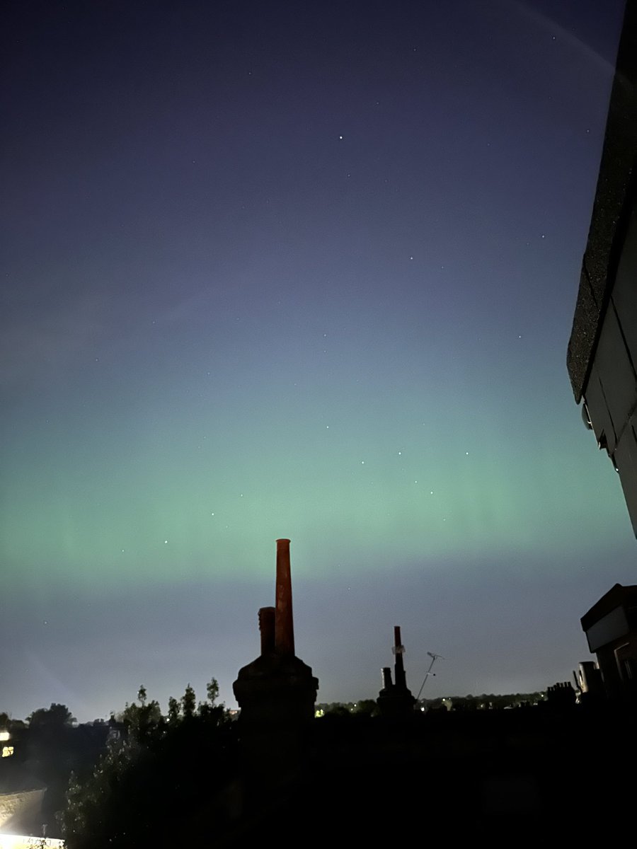 Can’t believe this! #aurora clearly visible in #boundsgreen #london