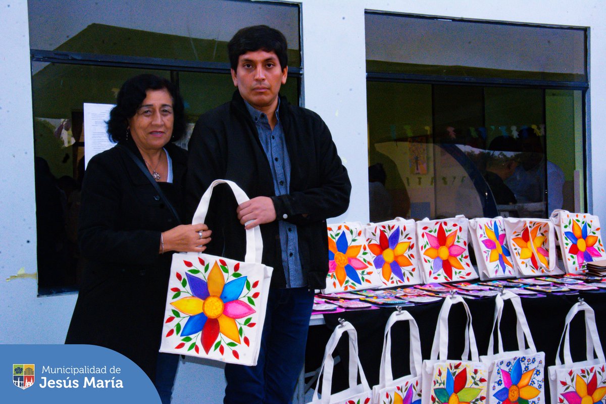 Nuestros beneficiarios de la OMAPED de Jesús María agasajaron a las mamitas por su día. Ellos cautivaron a las presentes con bailes, juegos y una impresionante exposición de los trabajos que elaboraron con mucho cariño para mamá.