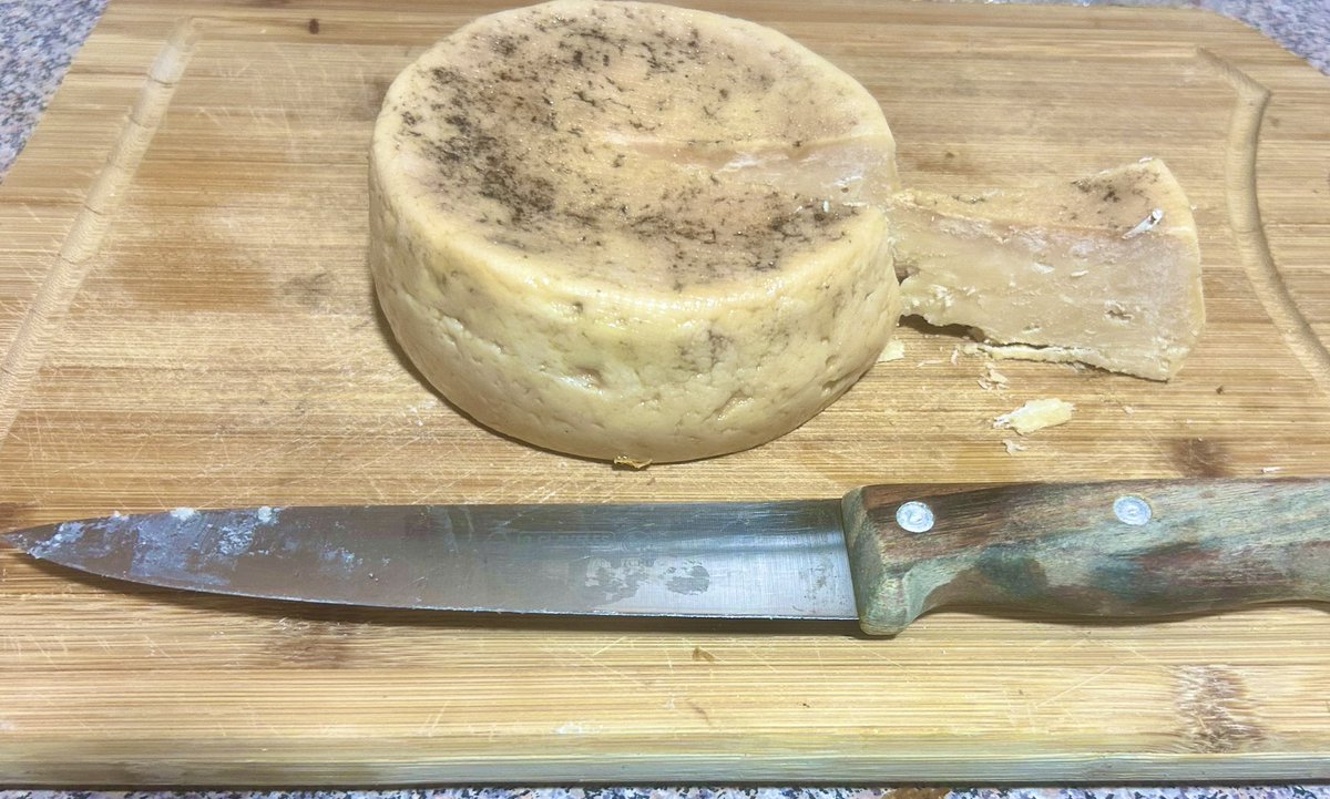 -Doctor, si puede pase por casa, ya está curado el queso de cabra que aun hago. Sabe, de joven tuve muchas cabras en la sierra. Ahora ya solo algunas. Me hacen compañía.

El queso es excepcional. 
Sabor a inmemoriales tradiciones que empiezan a habitar en el olvido de Gredos.