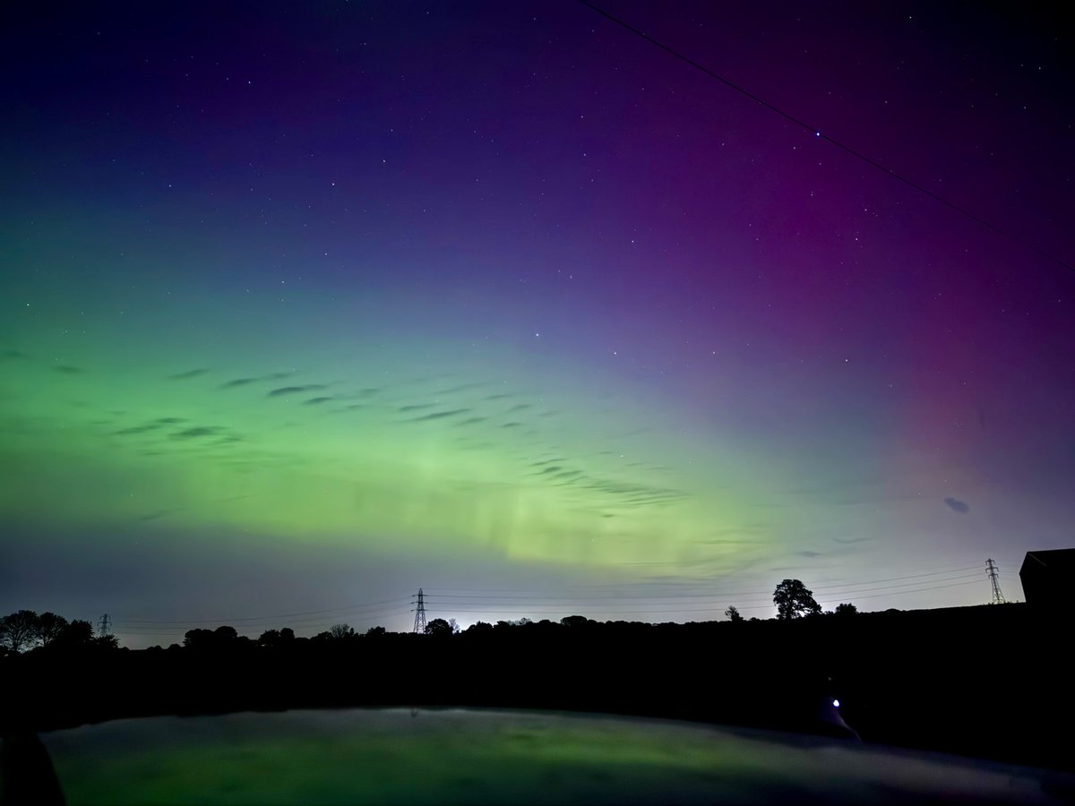 rWonuf's tweet photo. Saw the northern lights tonight in East England! https://t.co/pM6VXARF7m
