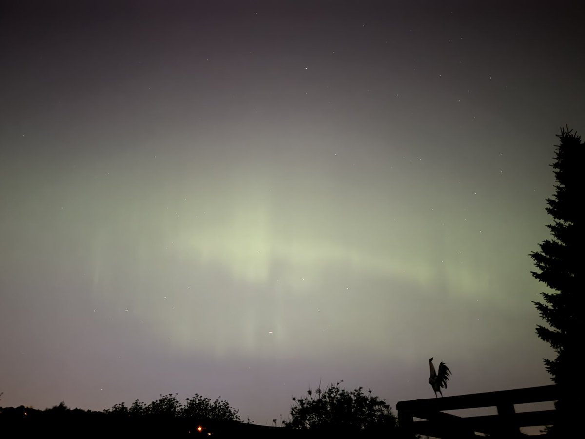 NeilDWheeler's tweet photo. @VirtualAstro Oldham Lancashire with 10s exposure on iPhone I think this counts! https://t.co/NnaEnQZ0el