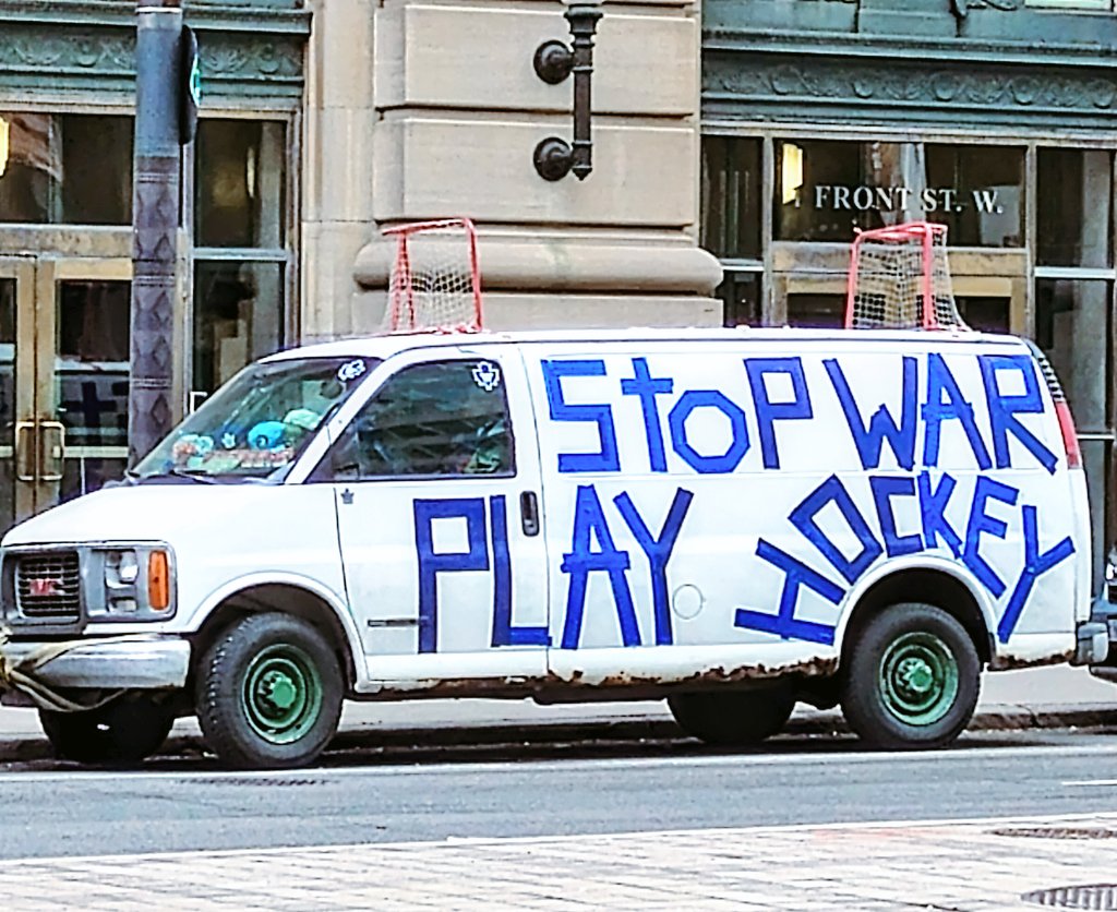 @Elliott_Grogan A GMC van with a message on Front Street in Toronto, ON 🇨🇦 in February.