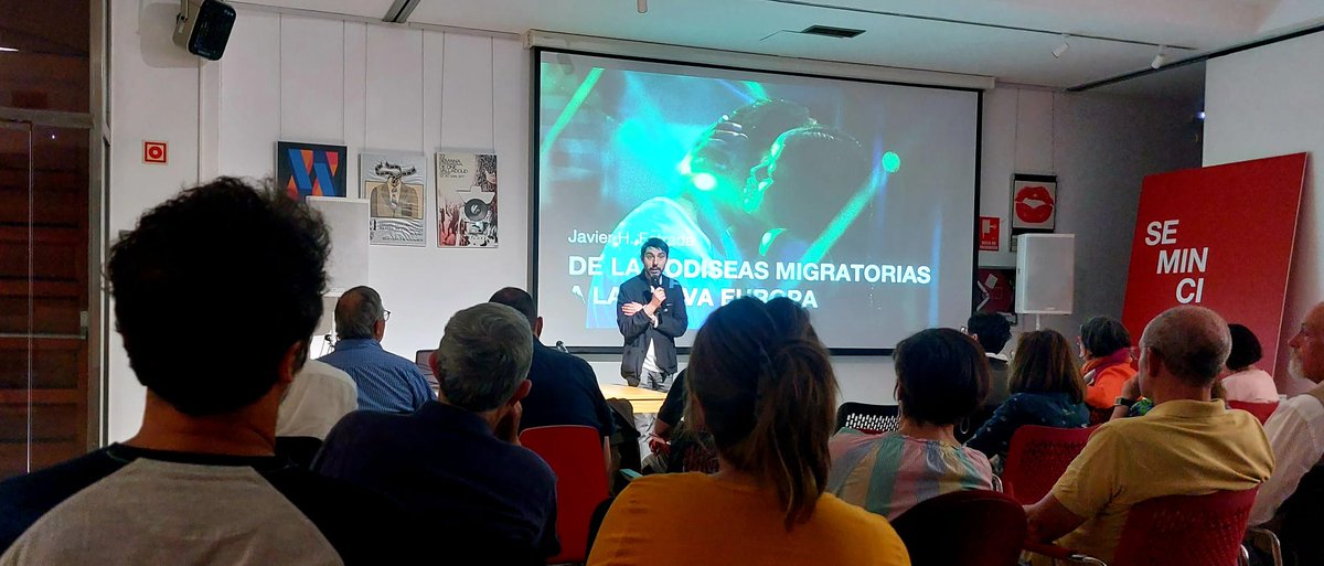 🎬 Numeroso publico en la charla de Javier Estrada en #EspacioSeminci, donde nuestro jefe de Programación ha analizado la influencia de las migraciones en Europa y el cine a través del análisis de la obra de las cineastas francesas de origen senegalés Mati Diop y Alice Diop