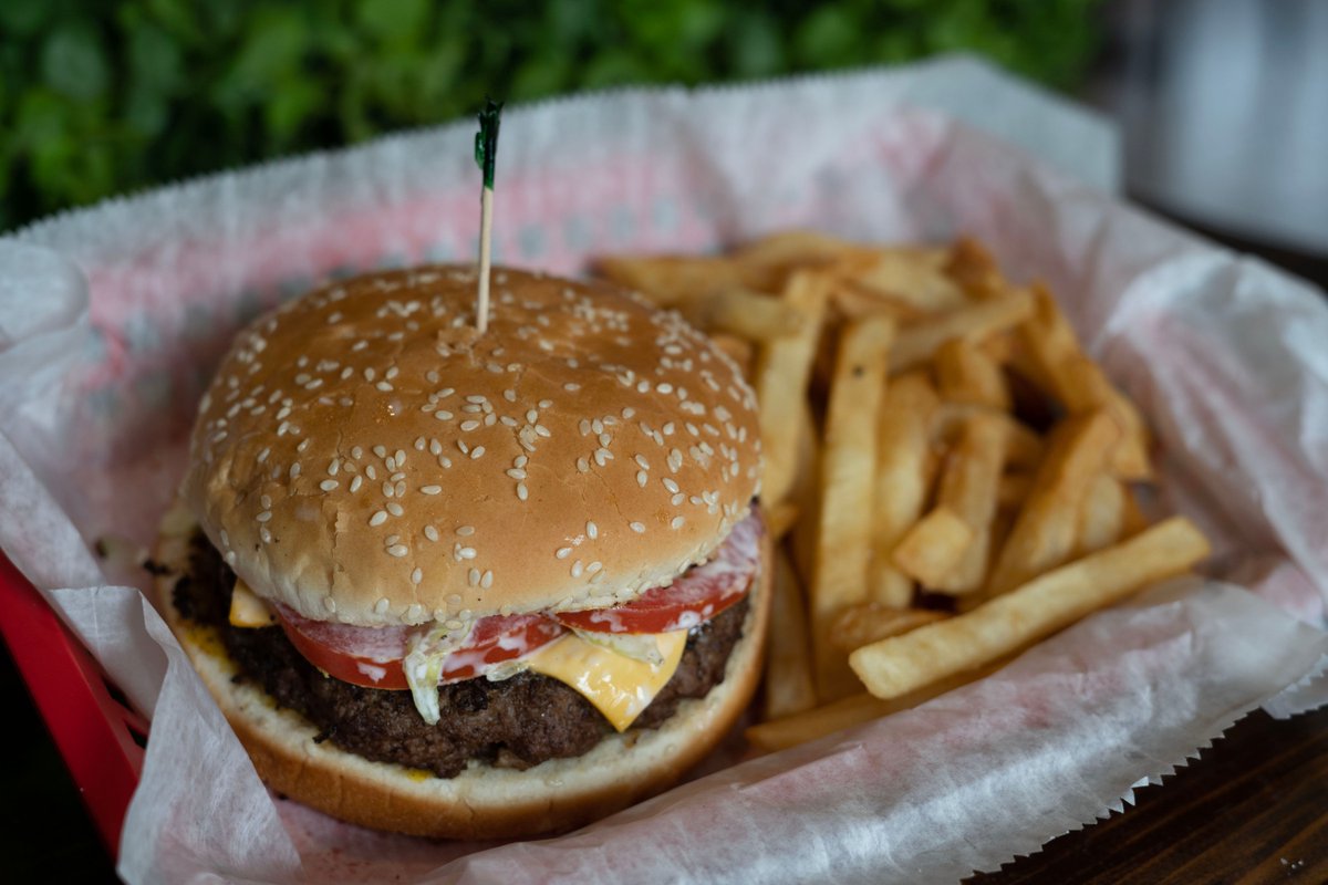 It's Friday, and that means burger time! 

#denhampatty #denhamsprings #bestburgerintown #burgers #fridayfeeling