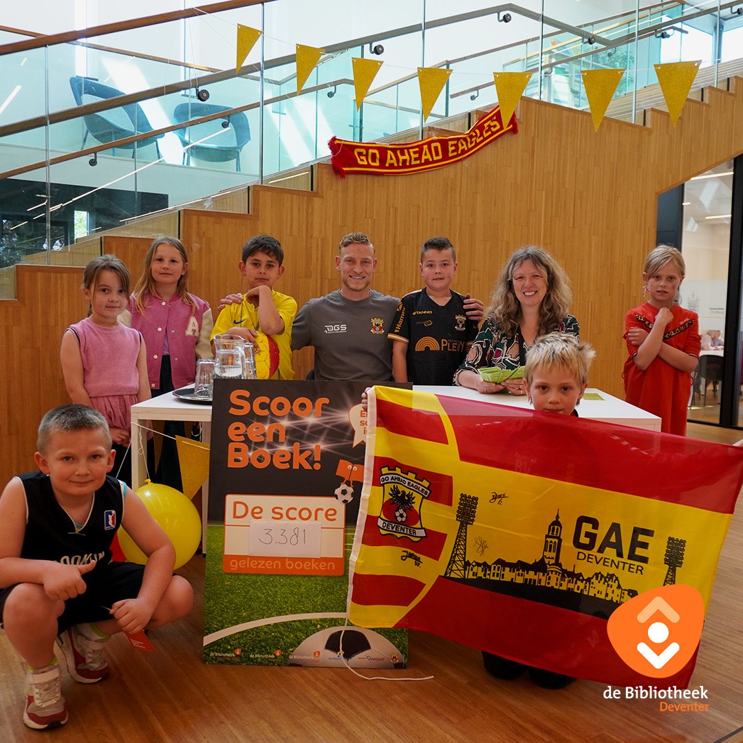 Maandag hadden wij hoog bezoek van Joris Kramer van GAE! Samen sloten wij Scoor een Boek af met een gezellige signeersessie in de Bibliotheek Centrum.

Samen hebben we dit jaar 3381 boeken gescoord! Nog niet uitgelezen? Vind hier jouw nieuwe boek tinyurl.com/ysy69fhe !