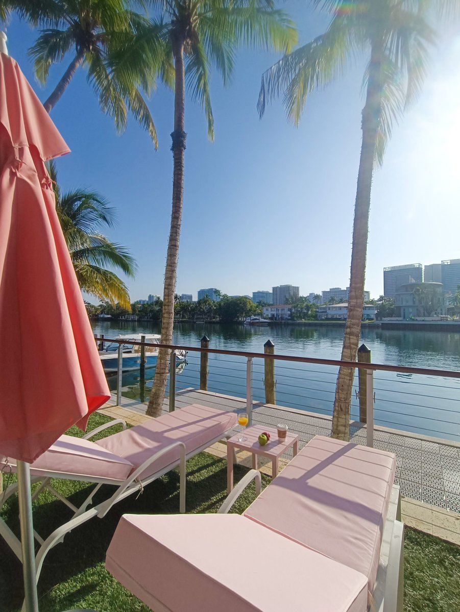Experience waterfront lounging at its finest at #grandbayharbor. buff.ly/2RQ1wVF

#gbbmoments #waterfront #miamihotel #lounge #relax #fridayfeeling