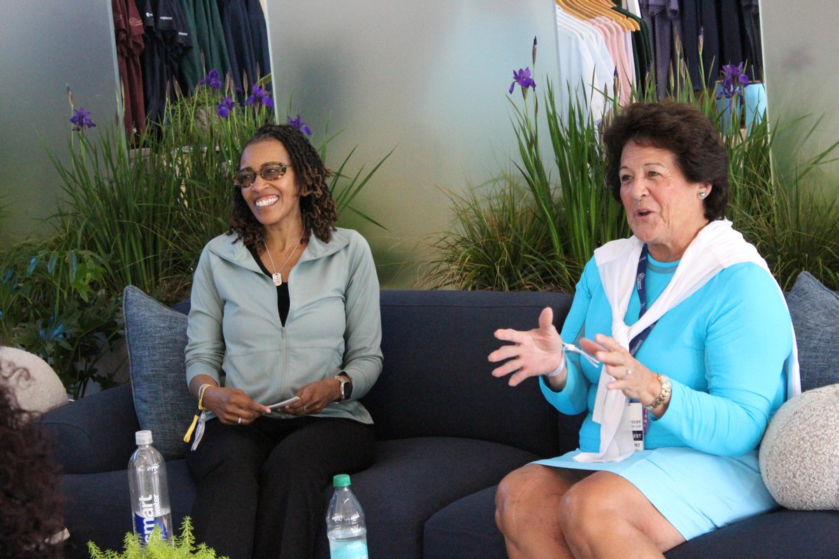 D&I Head @JGreenGodette talks with @LPGA legend Nancy Lopez on success on and off the course. 🏆🤝