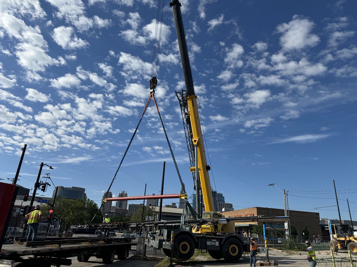 kcriverfront's tweet image. Track delivery! Crews received and unloaded two truckloads of special track including pre-curved rail and two switches. A switch is used to change directions of the streetcar. 🚊

Every day is a step closer to #RollingtotheRiver!

@kcstreetcar