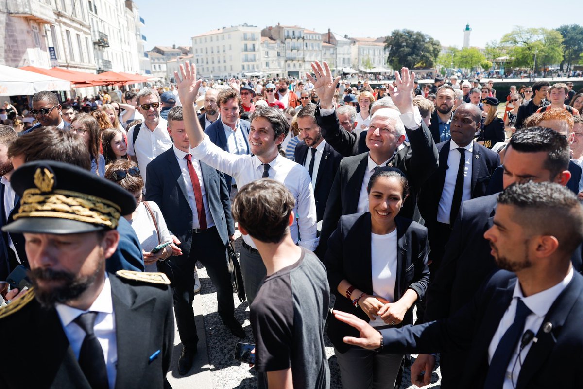 🇫🇷✍ Une journée à vos côtés à La Rochelle ! — Le Premier Ministre @GabrielAttal a présidé la cérémonie de commémoration de l’abolition de l’esclavage avant d'aller à la rencontre des habitants de la préfecture de Charente-Maritime !