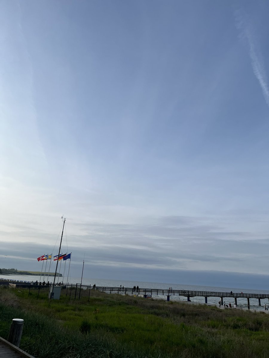 Wir sitzen hier auf der Dünenpromenade. Im Hintergrund spielt eine Band. Wir sind ganz nah bei der Seebrücke.
Einfach nur genial hier.
 Macht euch einen schönen Abend.