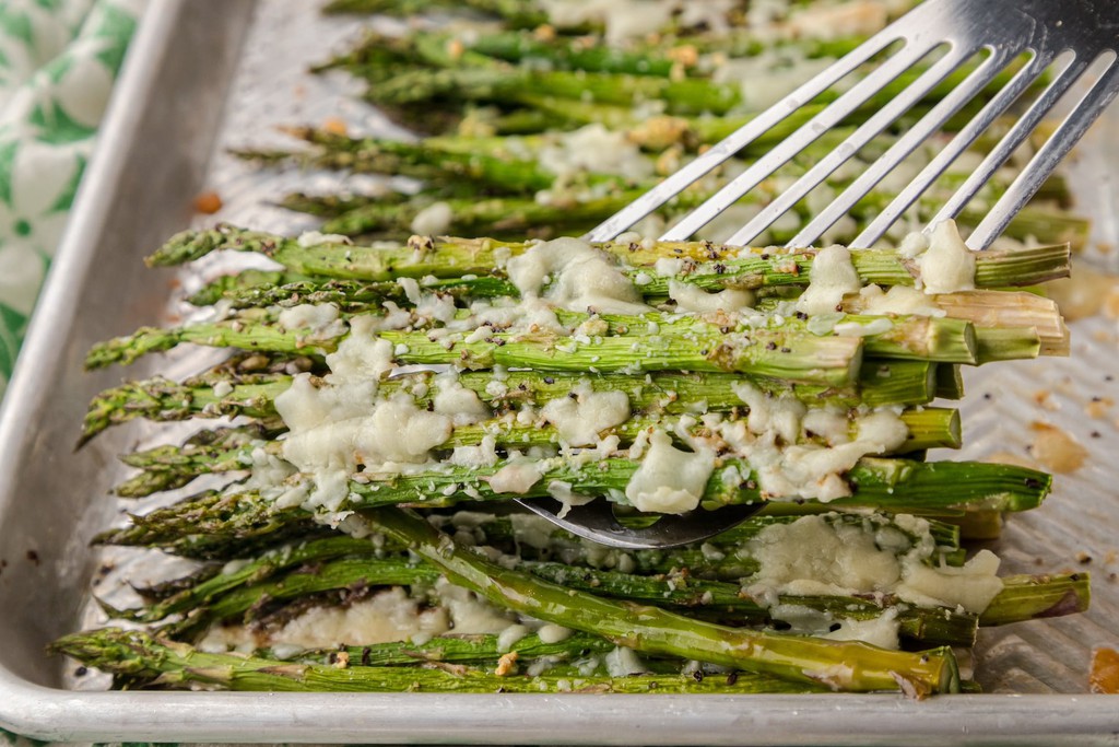 This Garlic Parmesan Roasted Asparagus is made with just a few simple ingredients and makes a perfectly delicious side dish for any meal!

Read more 👉 lttr.ai/ASbDt

#asparagus #roastedasparagus #Parmesan #SimpleIngredients