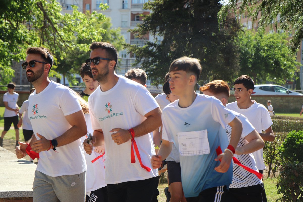 ppbadajozlocal's tweet photo. 👟 Más de 1.300 alumnos de seis centros educativos de #SanRoque han participado en la VIII Carera Solidaria de 'Claustro de Barrio' en beneficio de #APNABA en la que el concejal Juancho Pérez, ha sido padrino de honor.

Enhorabuena por los valores que inculcáis al alumnado. https://t.co/xvsDLic73W