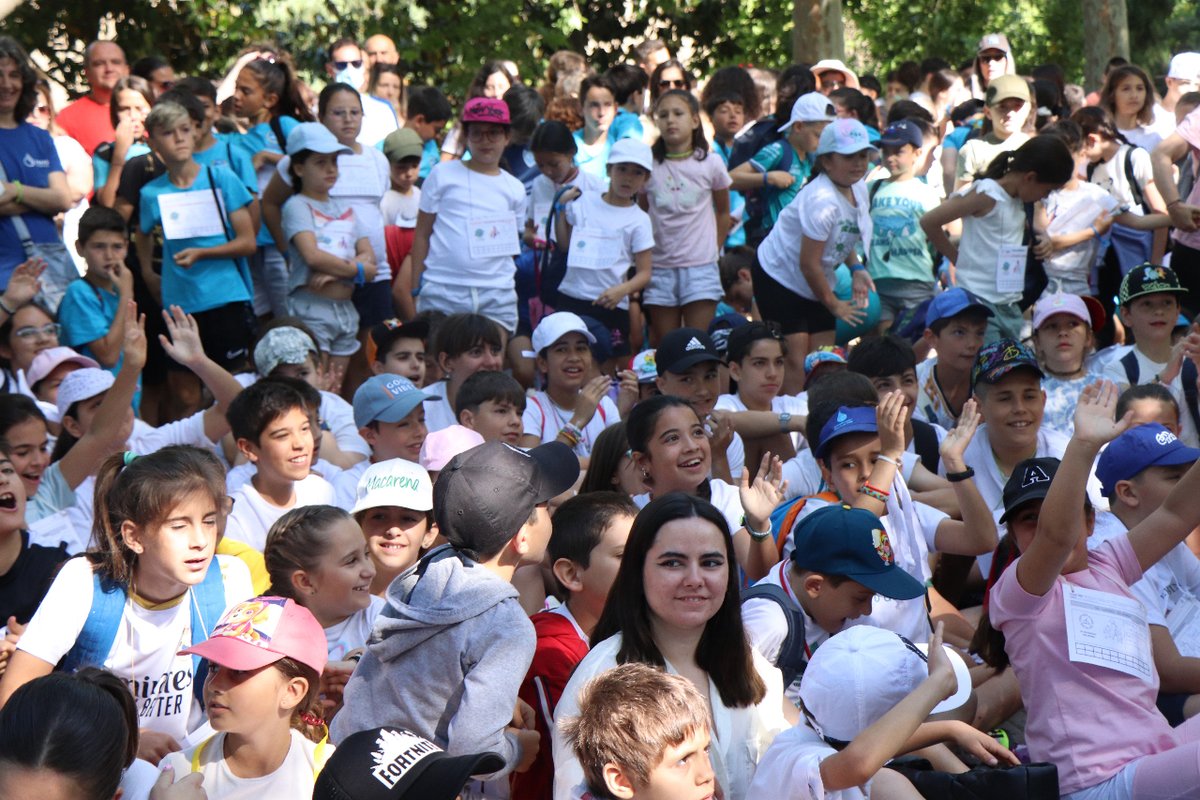 ppbadajozlocal's tweet photo. 👟 Más de 1.300 alumnos de seis centros educativos de #SanRoque han participado en la VIII Carera Solidaria de 'Claustro de Barrio' en beneficio de #APNABA en la que el concejal Juancho Pérez, ha sido padrino de honor.

Enhorabuena por los valores que inculcáis al alumnado. https://t.co/xvsDLic73W