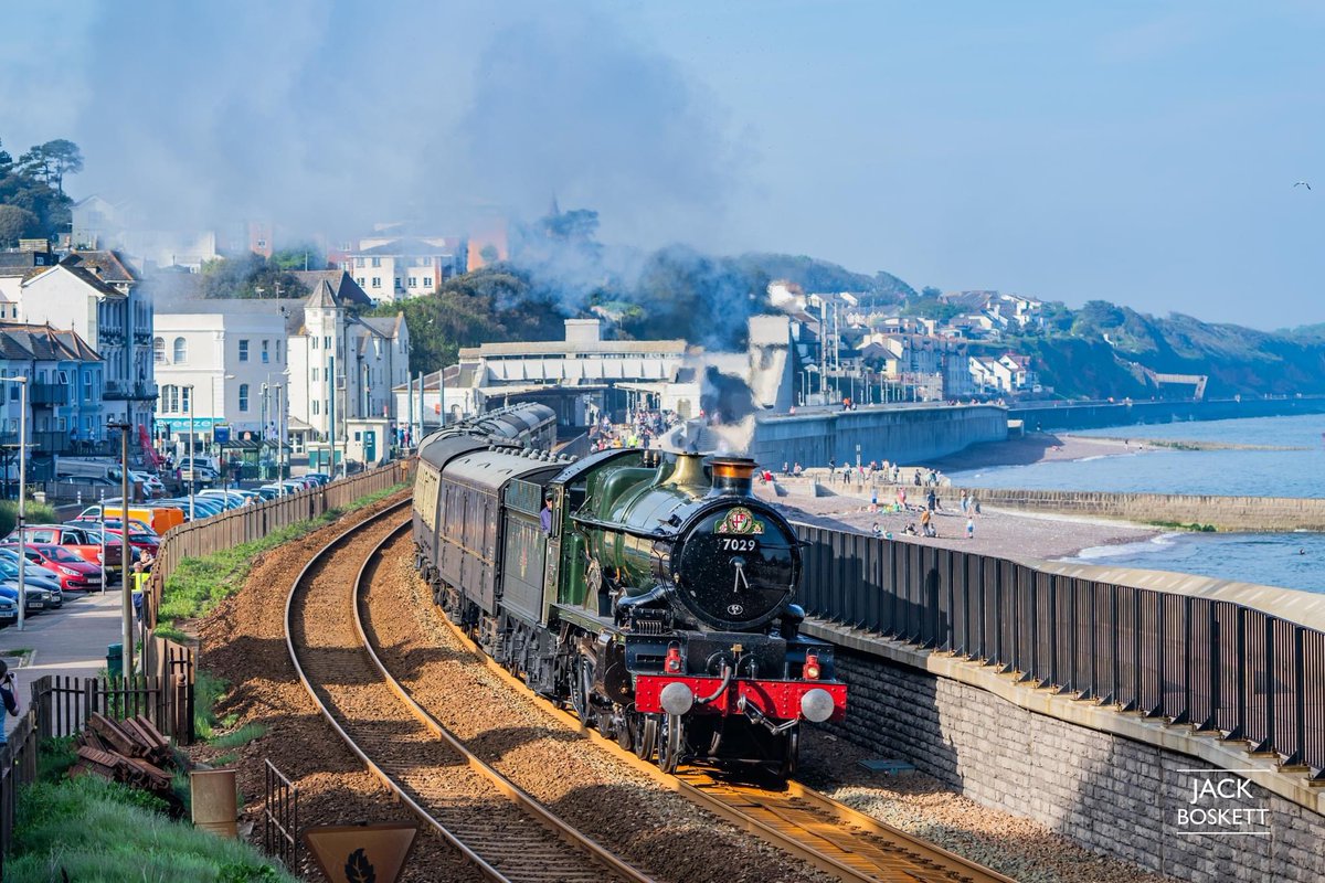 GWR Castle Class No. 7029 Clun Castle powers along the sea wall at Dawlish with a Vintage Trains excursion from Birmingham Snow Hill - Plymouth. jackboskett.co.uk