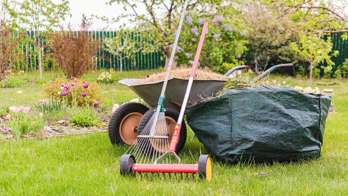 A warm weekend's ahead with plenty of sun! ☀️ If you're planning a spot of gardening, remember your garden wheeled bin must display the 2024-25 licence if you'd like it emptied. If you haven’t ordered yours yet but would like to sign up: cotswold.gov.uk/gardenwaste