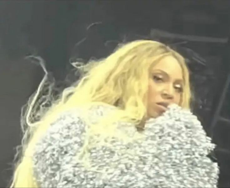 qualityyonce_'s tweet photo. In honor of the 1 year anniversary of the Renaissance Tour, show me your favorite photo/meme https://t.co/DjUHAq5uWP