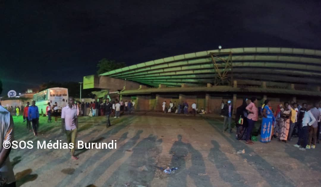 #Bujumbura : une grenade vient d'exploser sur le parking du centre-ville de #Bujumbura en début de soirée. Le bilan n'est pas encore communiqué. 'Les gens courent dans tous les sens, tout comme les véhicules', dit un témoin #Burundi