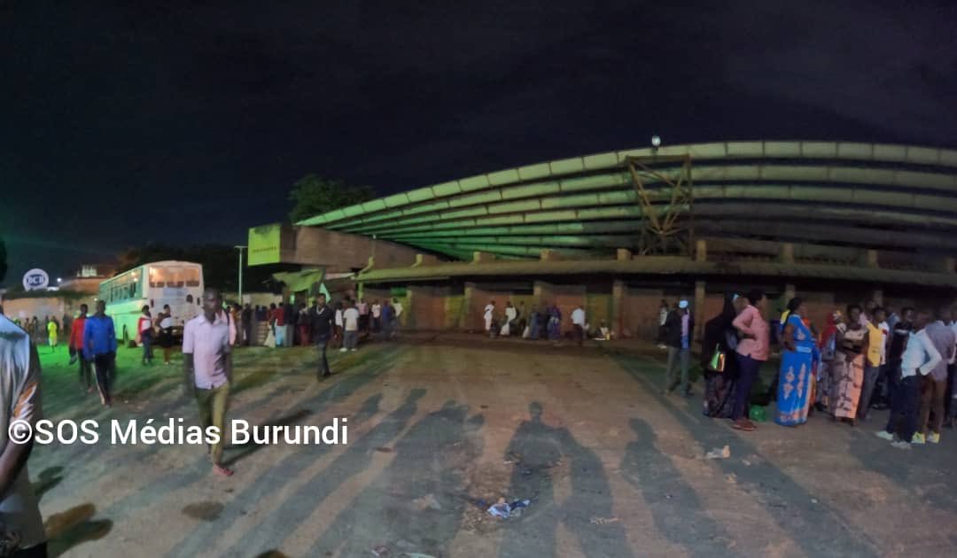 #Bujumbura : panique après l'explosion d'une grenade en début de soirée ce vendredi. 'La police chasse tout le monde sur un parking plein de personnes qui attendaient des bus, en vain ', disent des témoins #Burundi