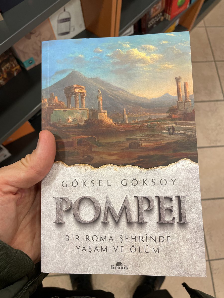 Profesyonel rehber Göksel Göksoy’u ve yayımcısı Kronik Kitap’ı bu oylumlu, nefis çalışmadan dolayı kutlarım. Hemen okumaya başlayacağım. Pompei üzerine ancak Batı dillerinde görülebilecek zenginlikte bir kaynak eser ortaya konulmuş. Pompei’yi de içeren Napoli turlarımızda bundan