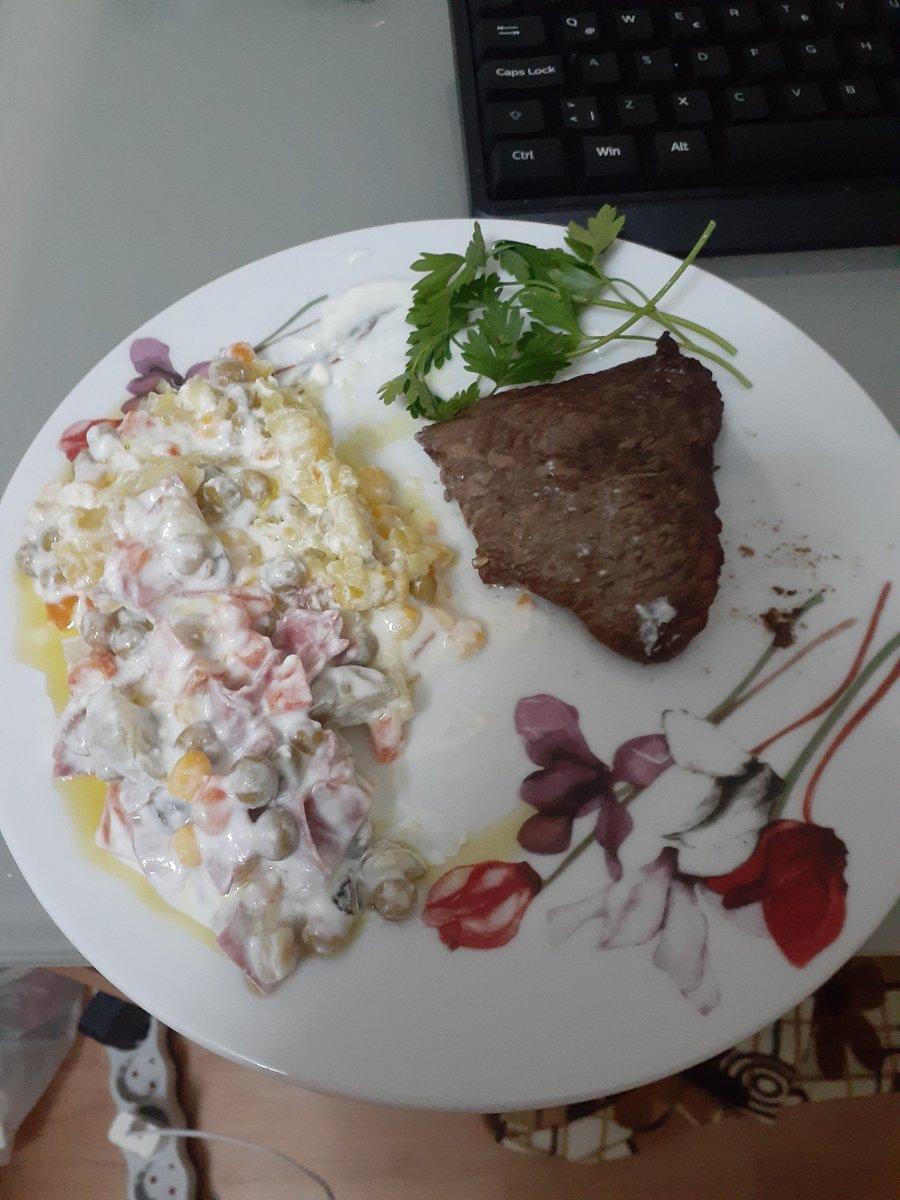 Bu akşam şefin özel menüsünde İtalyan salata ve az pişmiş biftek var.. 😋