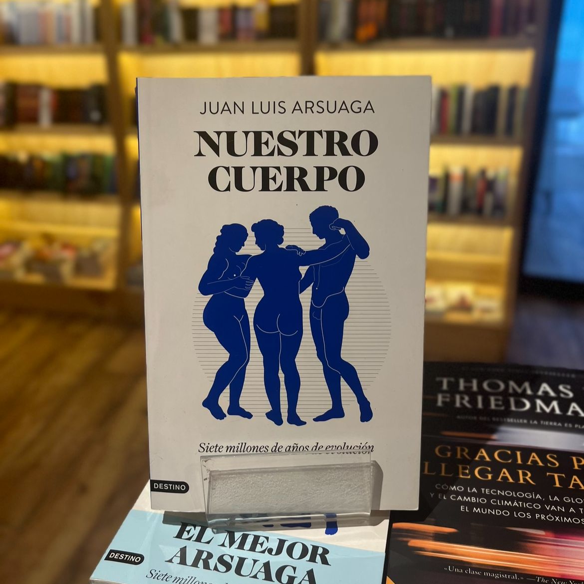 El paleoantropólogo Juan Luis Arsuaga nos lleva en un fascinante recorrido por la evolución humana, desvelando cómo cada característica física tiene raíces profundas en nuestra historia evolutiva. Con claridad y entusiasmo, Arsuaga explora el funcionamiento de nuestro cuerpo,…