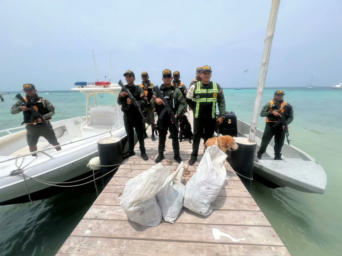 La FANB en el Parque Nacional Archipiélago de Los Roques, durante labores de patrullaje y escudriñamiento en los manglares del sector Isla Larga, localizaron en estado de abandono 46 envoltorios tipo panelas de droga, con un peso de 28,080 Kg de marihuana. A/O del MP.