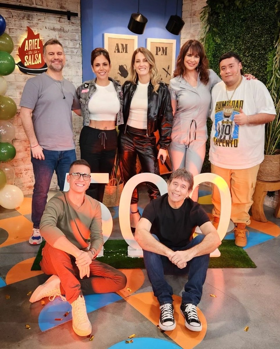 Leonelalopez92_'s tweet photo. Hoy #ArielEnSuSalsa estuvo de Fiesta por sus #500Programas y nada me hace mas Feliz que ver a Romi compartir este día especial con TREMENDO equipo
Por muchos más @RomiUhrig @peralta_nico @ArielRoPalacios @MicaViciconte @RomiPereiro 🥳🎉🎈🥂 https://t.co/O6P3v6E8l1