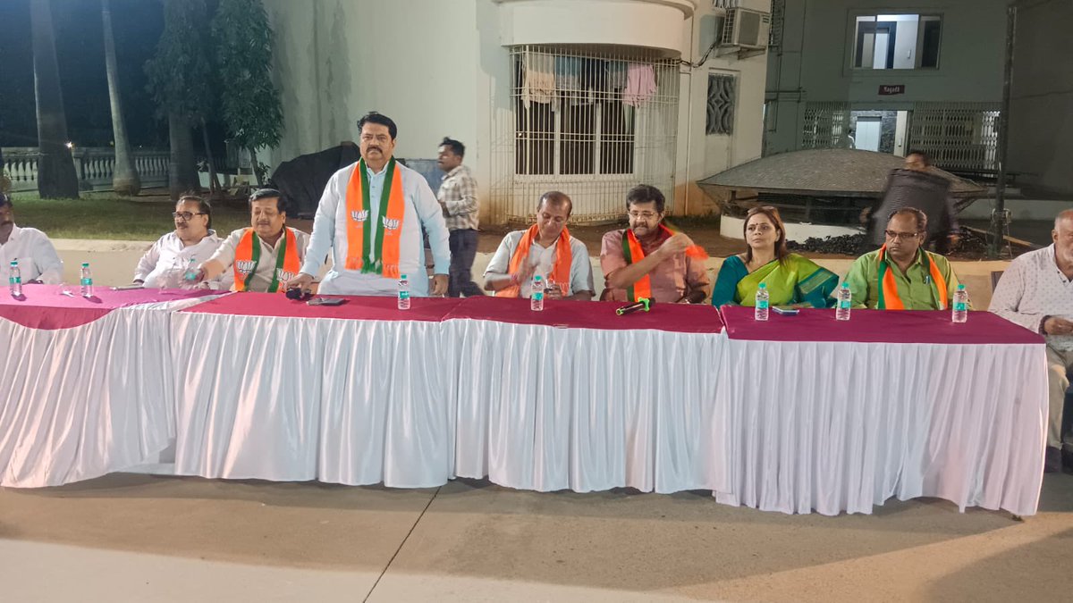 अबकी बार ४०० पार....! फिर एक बार मोदी सरकार...!! In the wake of the upcoming Lok Sabha election alongwith North East Mumbai Lok Sabha candidate Mihir Kotecha ji interacted with the residents of Neelkanth Kingdom Society at Vidyavihar West. आगामी लोकसभा निवडणुकीच्या…