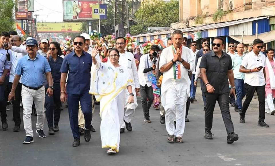 PBTMCPOfficial's tweet image. আগামী ১৩ মে, বর্ধমান-দুর্গাপুর লোকসভা কেন্দ্রের তৃণমূল কংগ্রেস প্রার্থী কীর্তি আজাদকে ঘাসের ওপর জোড়া ফুল চিহ্নে ভোট দিয়ে বিপুল ভোটে জয়ী করুন।

মমতা বন্দ্যোপাধ্যায় জিন্দাবাদ।
অভিষেক বন্দ্যোপাধ্যায় জিন্দাবাদ।

#LokSabhaElections2024