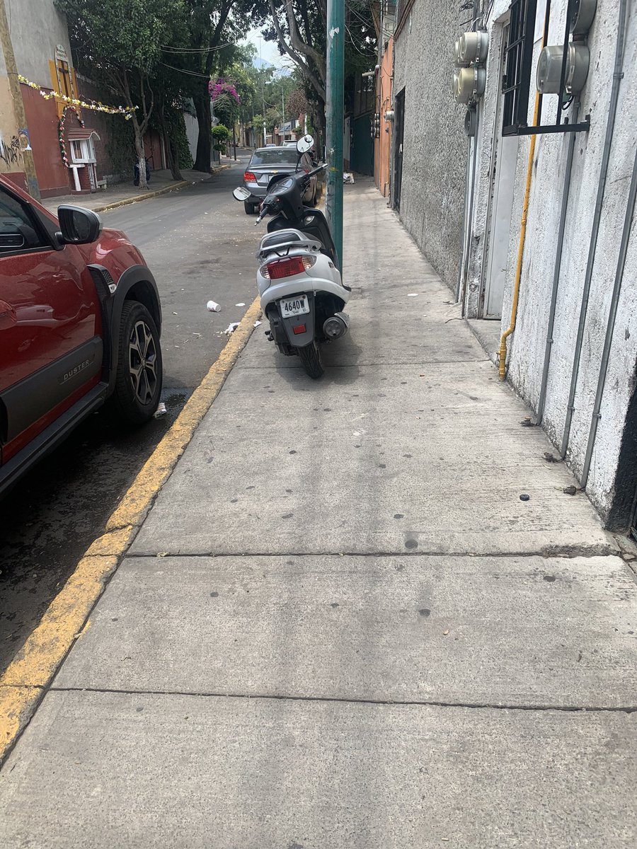 Dos motocicletas estacionadas en la banqueta, la segunda está en la otra banqueta en Magisterio Nacional, Tlalpan Centro. @UCS_GCDMX @TlalpanVecinos