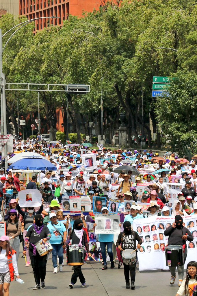 A grito de:
¿Dónde están, nuestrxs hijxs dónde están?
¡Ni una más, ni una buscadora asesinada más!
Madres buscadoras llevan a cabo la marcha nacional en este #DíaDeLasMadres. 

Les acompañamos.
7
 #NoEstánSolas