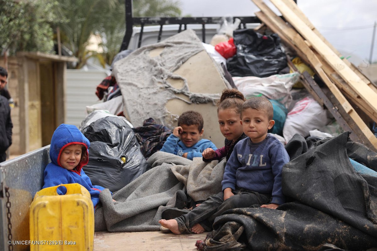 'Costretti a raschiare il fondo del barile per prestare assistenza umanitaria ai bambini. E da #Rafah centinaia di migliaia di civili evacuati verso il nulla.' La drammatica testimonianza di Hamish Young, coordinatore UNICEF per l'emergenza a #Gaza 👇 ow.ly/oRKe50RC6aZ
