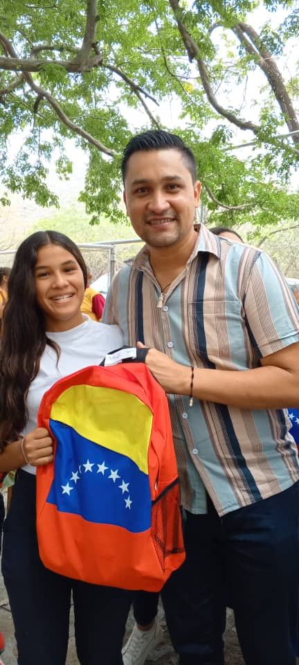 #VenezuelaFestivalDeAmor Estudiantes de la Escuela Técnica Agropecuaria reciben morrales, útiles y uniformes escolares. Esta es la Educación Boliviana. @MPPEDUCACION @_LaAvanzadora