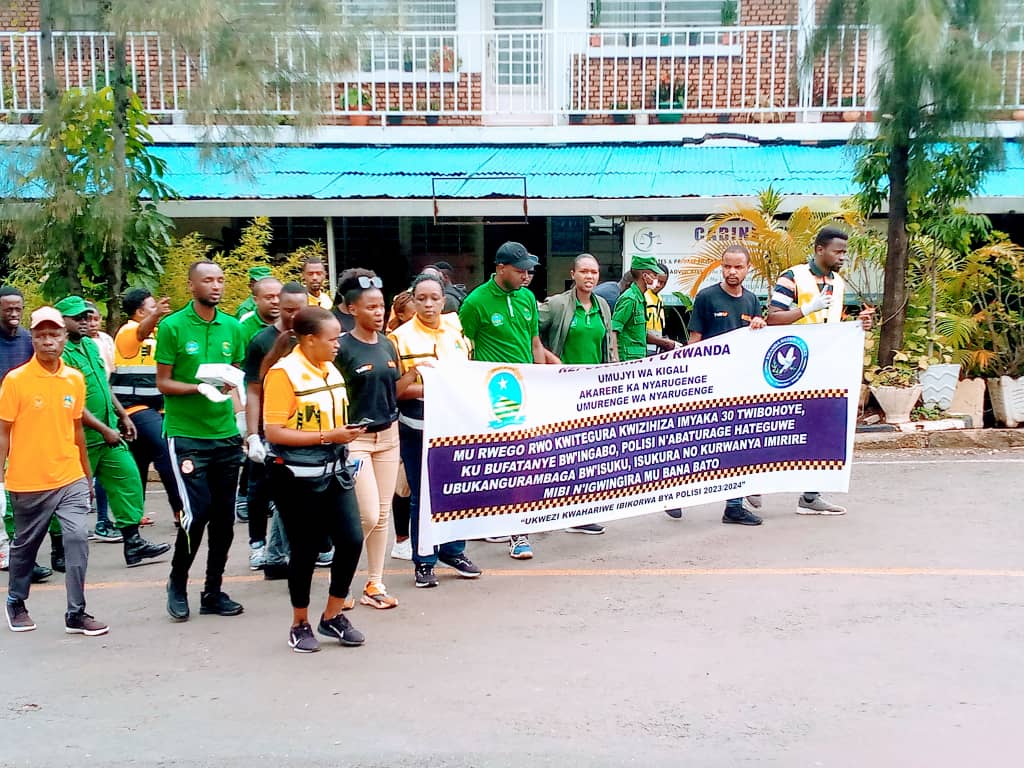 ES <a href="/Murekat56462571/">Murekatete Patricie</a> yibukije abatuye, abakorera,nabagenda mu Murenge wa Nyarugenge kwimakaza umuco wisuku,isukura no kurwanya imirire mibi mu bana bato abacuruzi bakanguriwe gutunga Poubelle ku miryango yabo ishyirwamo imyanda, no kubungabunga ibiti n'Ubusitani biri Aho bakorera.