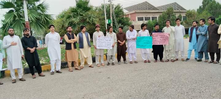 نیشنل سٹوڈنٹس موومنٹ کوہاٹ یونیورسٹی آف سائنس ٹیکنالوجی کی طرف سے شمالی وزیرستان میں عافیہ اسلامک گرلز پبلک سکول کو بم سے اڑانے کے خلاف احتجاج اور امن واک کا انعقاد کیا گیا۔ احتجاج میں وزیرستان سٹوڈنٹس سوسائٹی کاٹ سمیت مختلف ڈیپارٹمنٹ کے طلباء نے شرکت کی ۔