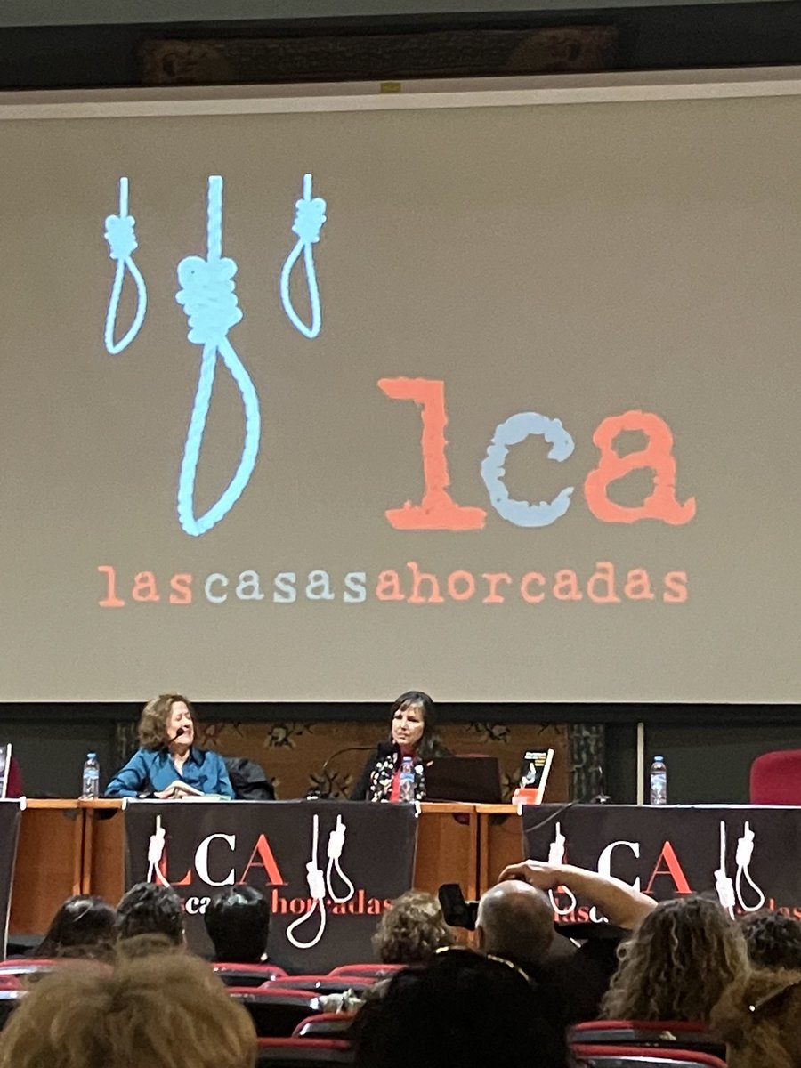 Las jefas ⁦@claudiapineiro⁩ y ⁦@BernaGHarbour⁩ en ⁦@CasasAhorcadas⁩ Tarde negra y literaria en Cuenca. Un lujo