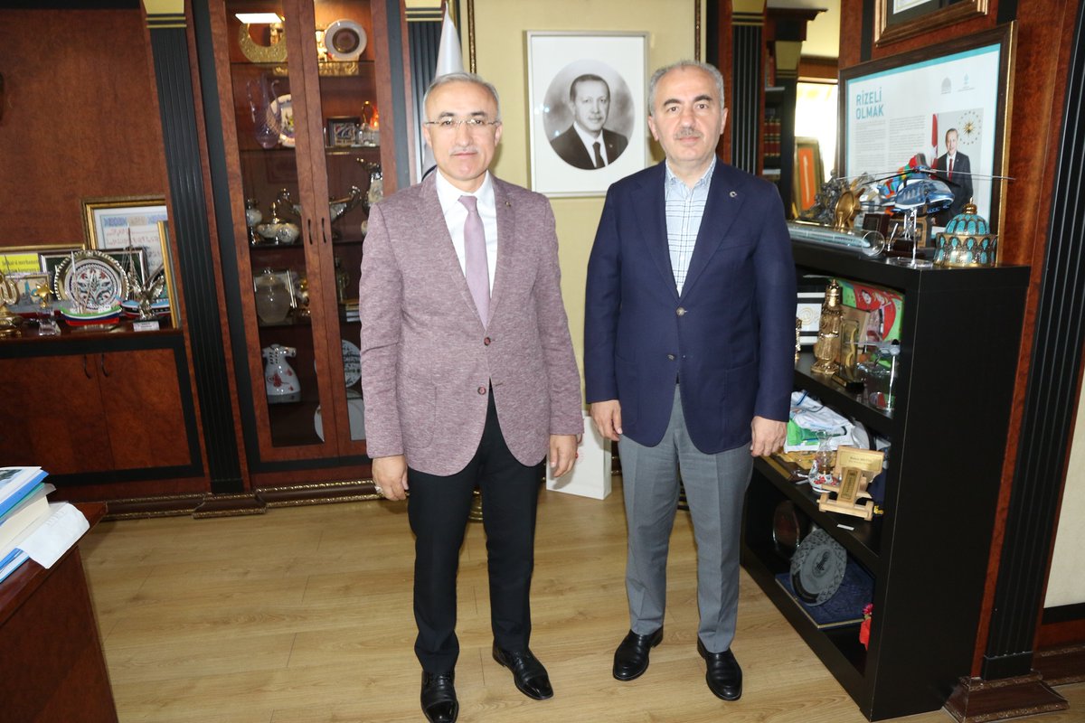 Yüksek Öğretim Kurulu (YÖK) Yürütme kurulu üyesi, Recep Tayyip Erdoğan Üniversitesi önceki dönem rektörü Prof. Dr. Hüseyin Karaman'a ziyaretlerinden dolayı teşekkür ederim.